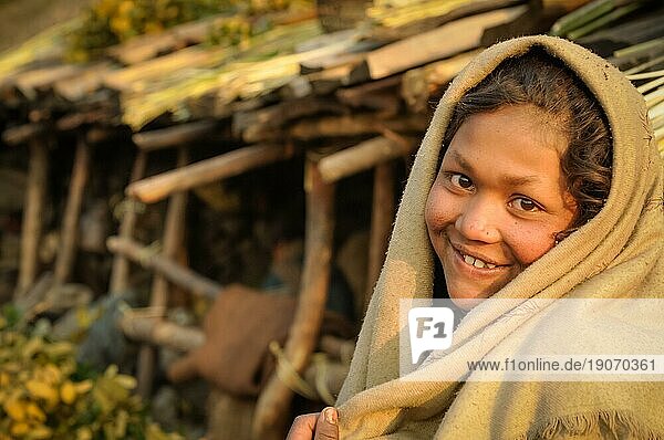 Dolpo  Nepal  etwa im Mai 2012: Junges einheimisches Mädchen mit braunen Augen und braunem Haar  das mit einem braunen Schal bedeckt ist  in Dolpo  Nepal. Dokumentarischer Leitartikel  Asien