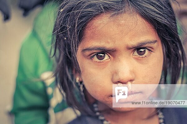 Dolpo  Nepal  ca. Mai 2012: Ein junges Mädchen mit schönen großen braunen Augen und braunen Haaren blickt in Dolpo  in die Fotokamera. Dokumentarischer Leitartikel  Asien