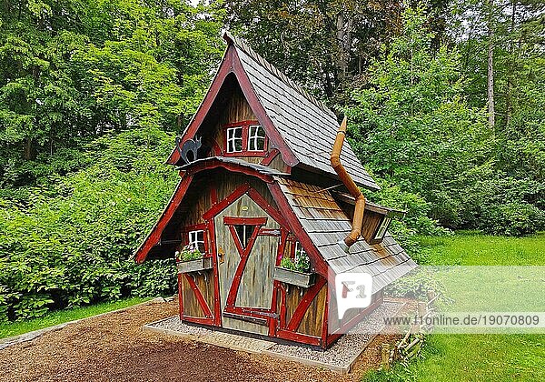Kleines Hexenhaus wie aus dem Märchen für Kinder im Kurpark  Bad Pyrmont  Niedersachsen  Deutschland  Europa