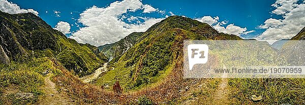 Panoramablick auf Berge mit üppigem Grün im Dani Kreislauf in der Nähe von Wamena  Papua  Indonesien. In dieser Region trifft man nur Menschen aus isolierten lokalen Stämmen