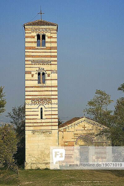 Die romanische monferrater Landkirche San Nazario e Celso bei Montechiaro  Asti Monferrato  Piemonte  Italien  Europa