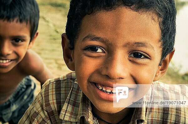Chittagong  Bangladesch  ca. Juli 2012: Junge lächelnde Jungen mit braunen Haaren und braunen Augen lächeln freundlich in die Fotokamera in einem ländlichen Dorf in der Nähe von Chittagong  Bangladesch. Dokumentarischer Leitartikel  Asien