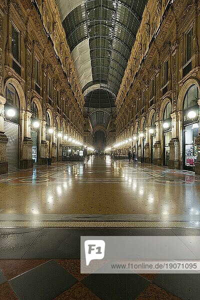 Die Galleria Vittorio Emanuele II  eröffnet am 15. September 1867  von der Piazza della Scala aus gesehen