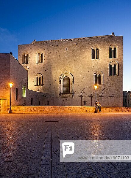 Ostwerk der Kathedrale Basilica San Nicola  Pilgerkirche mit den Gebeinen des Heiligen Nikolaus  Baubeginn 1087  Romanik  Blaue Stunde  Bari  Apulien Puglia  Italien  Europa