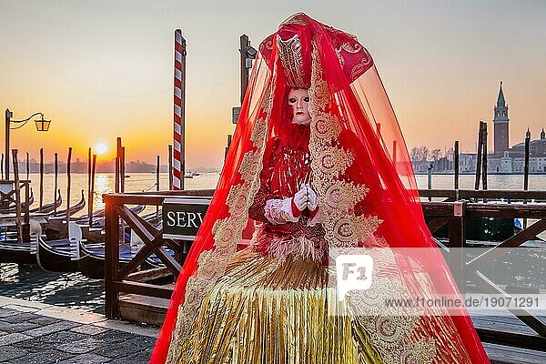 Karnevalsmaske an der Wasserfront bei Sonnenaufgang zur Zeit vom Karneval  Venedig  Venetien  Norditalien  Italien. UNESCO-Weltkulturerbe