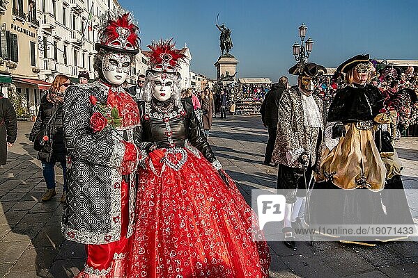 Karnevalsmasken an der Wasserfront zur Zeit vom Karneval  Venedig  Venetien  Norditalien  Italien. UNESCO-Weltkulturerbe