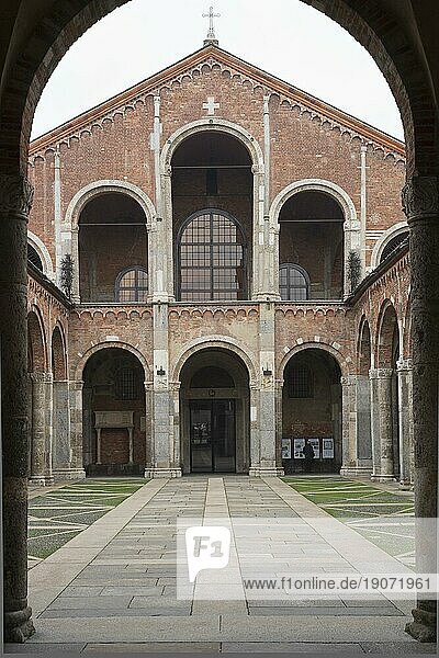 Das Atrium und die Narthex  der bedeutende frühchristlich romanische Basilika Sant? Ambrogio in Mailand