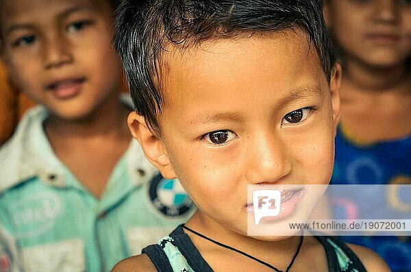 Damak  Nepal  ca. Mai 2012: Foto eines kleinen Jungen mit schönen braunen Augen  der in die Kamera schaut  im nepalesischen Flüchtlingslager in Damak  Nepal. Dokumentarischer Leitartikel  Asien