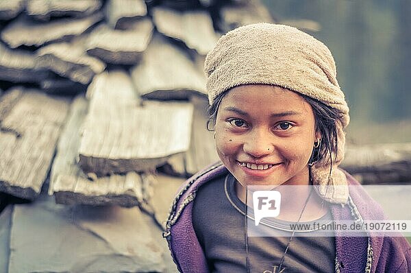Dolpo  Nepal  ca. Mai 2012: Junges Mädchen mit schönen großen braunen Augen trägt Kopftuch und violettes Sweatshirt in Dolpo  Nepal. Dokumentarischer Leitartikel  Asien