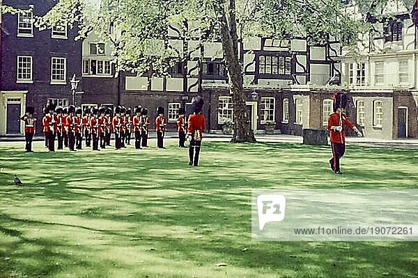 Militärparade im Inner Ward  Tower of London  London  Großbritannien  Großbritannien  Europa