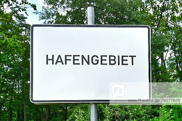 Deutsches Straßenschild mit der Aufschrift Hafengebiet