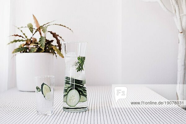 Glaskrug mit erfrischendem Wasser
