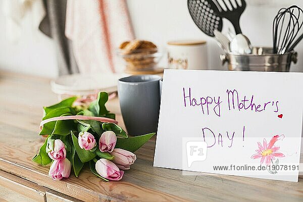Glückliche Mütter Tag Inschrift mit Tulpen Tabelle