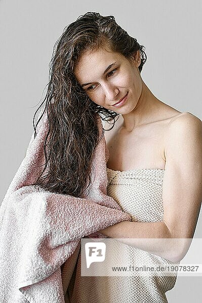 Porträt Frau trocknet Haare mit Handtuch