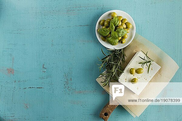 Blaür Hintergrund Oliven Käse aromatische Kräuter
