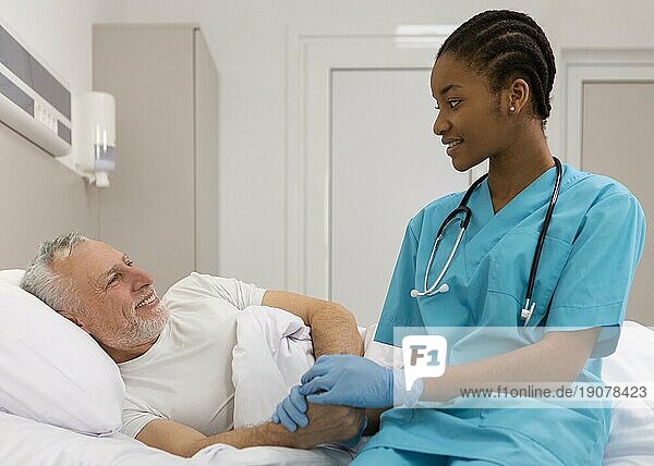 Medium Schuss lächelnde Krankenschwester Patient
