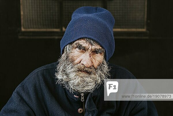 Vorderansicht Obdachloser Mann mit Bart