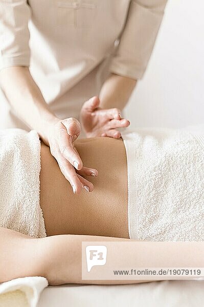 Entspannende Massage des Bauches