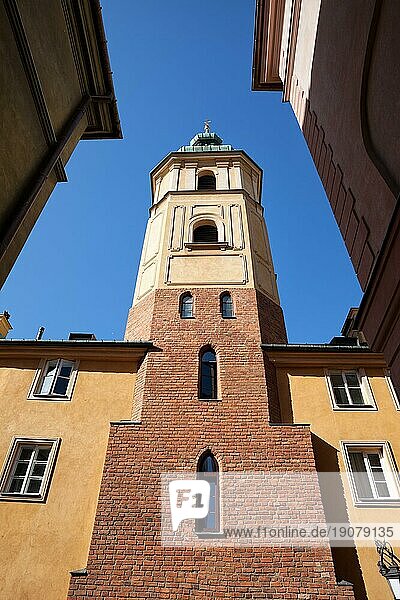 Glockenturm der St. Martinskirche in der Altstadt von Warschau in Polen