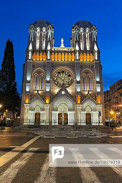 Nachts beleuchtete Basilika Notre Dame de Nice in der Stadt Nizza in Frankreich  gotische Architektur des 19