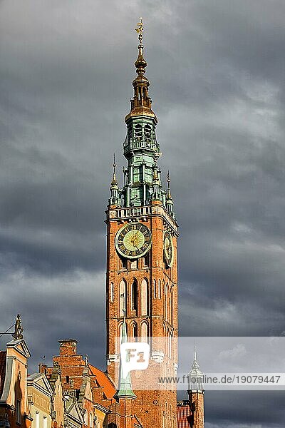 Glockenturm des Rathauses in der Altstadt von Danzig in Polen  Baustile der Gotik und der Renaissance