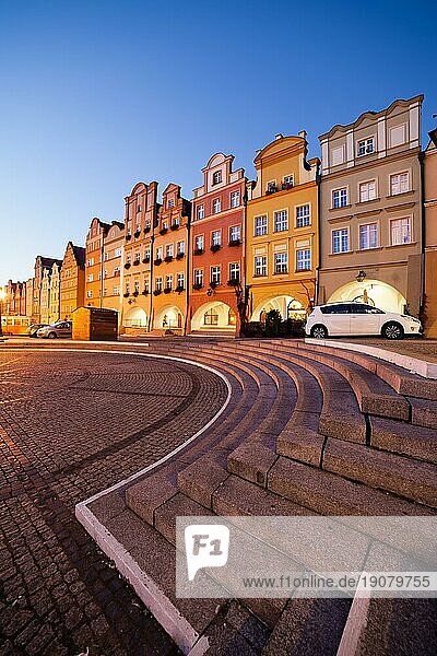 Stadt Jelenia Gora in Polen  Marktplatz der Altstadt mit historischen Giebelhäusern in der Dämmerung  Woiwodschaft Niederschlesien