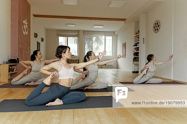 Yogalehrer unterrichtet Klasse 6