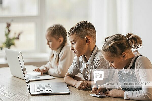 Kleine Kinder benutzen Laptops in der Schule