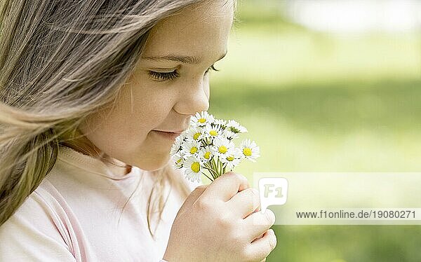 Close up Mädchen riechen Blumenstrauß Feld Blumen