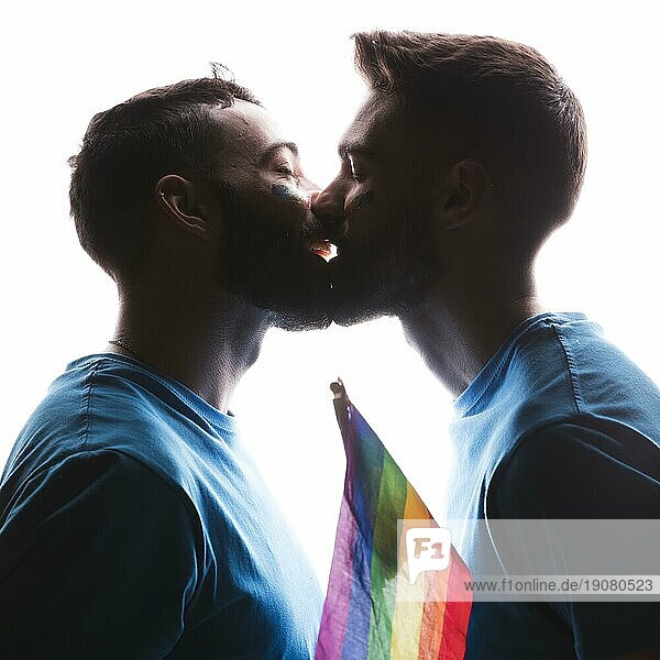 Schwules Paar küsst sich zärtlich