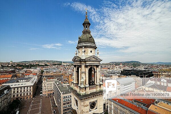 Stadtbild von Budapest  der Hauptstadt Ungarns  Glockenturm der St. Stephans Basilika und Platz (Szent Istvan Ter)