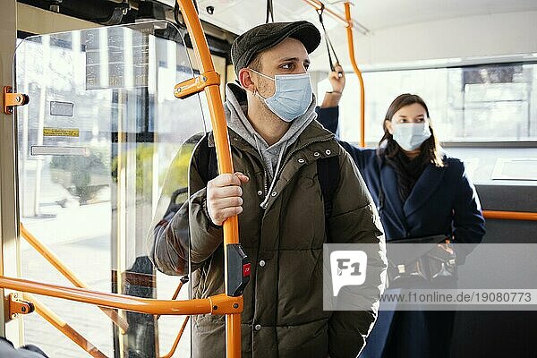 Menschen in öffentlichen Verkehrsmitteln mit Maske 2