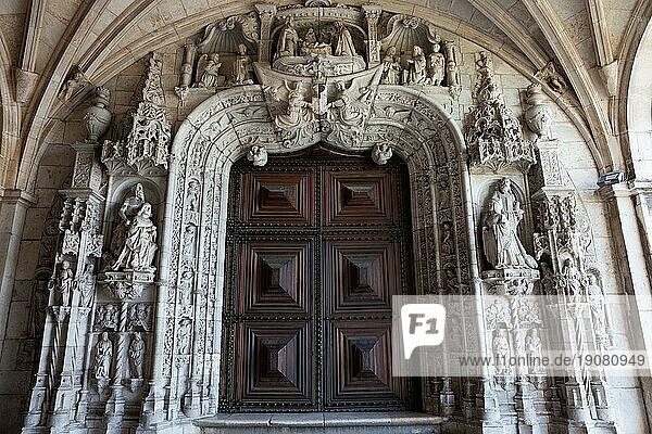Mit religiösen Reliefs geschmücktes Portal der Kirche des Jeronimos Klosters in Lissabon  Portugal  Europa