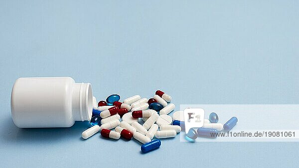Weißer Pillenbehälter blaür Hintergrund
