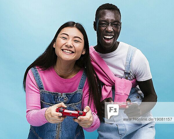 Glückliches Paar spielt Videospiele