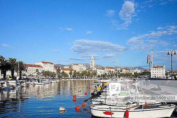 Landschaftliche Stadt Split am Adriatischen Meer in Kroatien  Blick vom Stadthafen  Komposition mit Copyspace