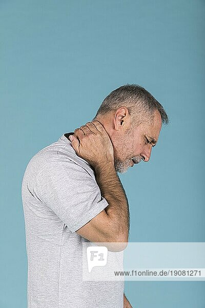 Seitenansicht reifer Mann mit Nackenschmerzen
