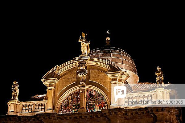 Kirche des heiligen Blasius bei Nacht in Dubrovnik  Kroatien  Barockarchitektur von 1715  Kuppel  halbrunder Giebel mit drei Statuen  dem heiligen Blasius (Mitte) und den Personifikationen von Glaube und Hoffnung  Europa