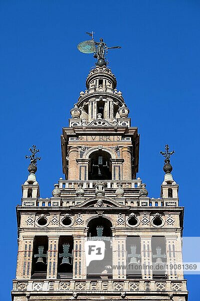 Glockenturm im Renaissancestil des Glockenturms La Giralda  Teil der Kathedrale von Sevilla in Spanien  Region Andalusien