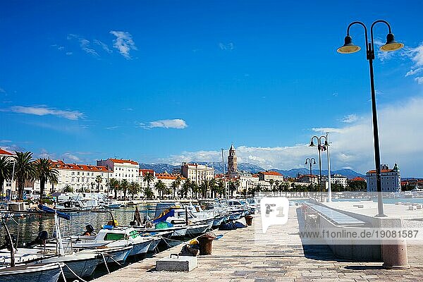 Ruhige Kulisse der Uferpromenade und des Hafens in Split  Kroatien  Gespanschaft Dalmatien  Europa