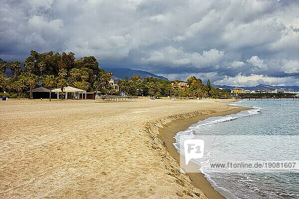 Strand in Marbella am Mittelmeer in Spanien  Provinz Malaga  Region Andalusien