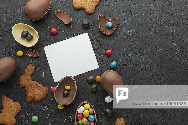 Draufsicht Schokoladenostereier mit bunten Süßigkeiten Kopie Raum