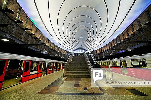Zeitgenössisches Design des Bahnsteigs der Warschauer UBahn in Polen