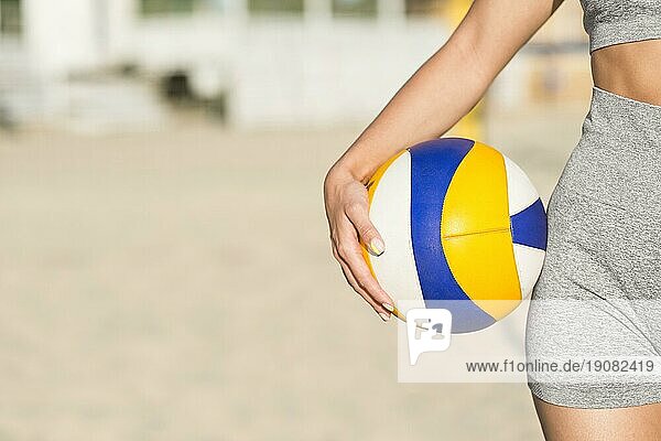 Vorderansicht weibliche Volleyballspieler Strand hält Ball mit Kopie Raum
