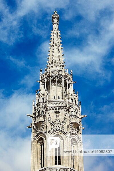 Glockenturm der Matthiaskirche in Budapest  Ungarn  Nahaufnahme  Europa