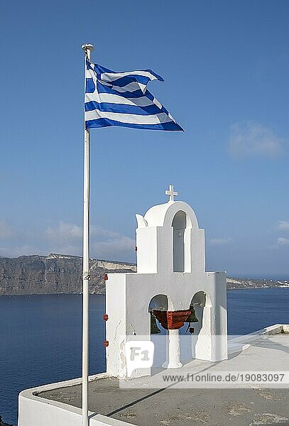 Weiß getünchter Glockenturm und griechische Nationalflagge  Ia  Oia  Santorin  Griechenland  Europa