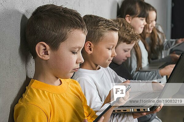 Kinder  die elektronische Geräte benutzen