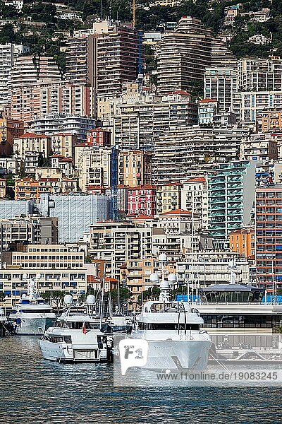 Das Fürstentum Monaco vom Hafen aus  Mehrfamilienhäuser  Wohnblocks  Häuser an einem steilen Berghang an der Küste