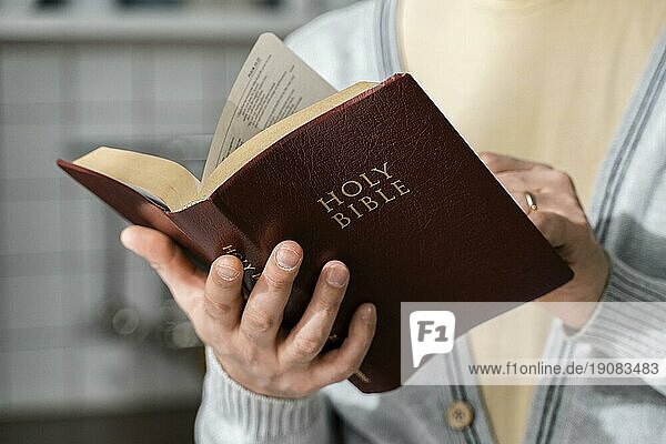 Vorderansicht Mann mit Bibel