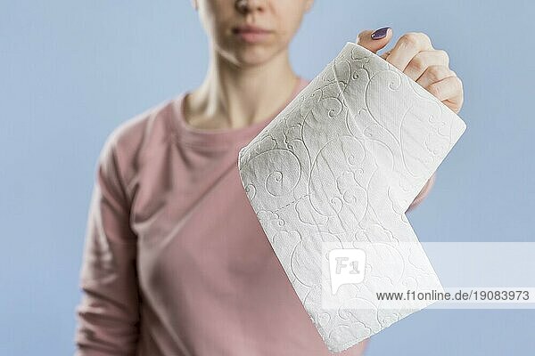 Vorderansicht Frau hält Toilettenpapierrolle